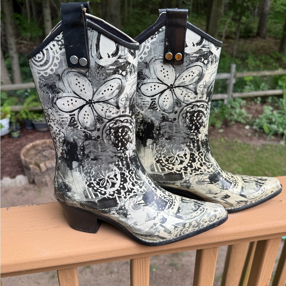 Bops by beehive western Black and White Floral Boots